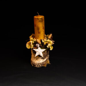 Arrangement um Holz mat gëllener Käerz | N°74